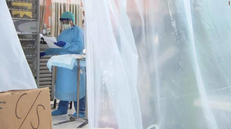 Στα άδυτα ενός νοσοκομείου της Νέας Υόρκης: Γεμάτες ΜΕΘ, θάνατος και απόγνωση
