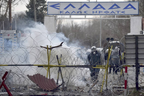 Τούρκοι πετούν χημικά στους Έλληνες αστυνομικούς – Απόπειρες παράνομων εισόδων σε όλο το μήκος του Έβρου