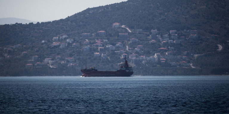 Κέα: Σε παλιό ξενοδοχείο οι 193 μετανάστες του φορτηγού πλοίου που προσάραξε στο λιμάνι