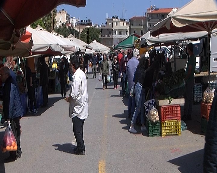 Στα σκουπίδια τα κηπευτικά παρά την κίνηση στις λαϊκές