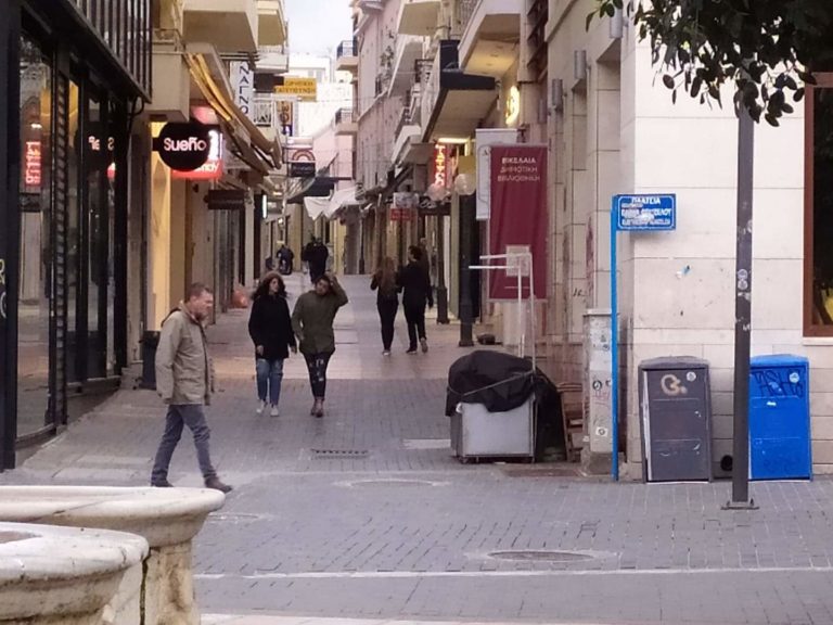 Ηράκλειο: Άδεια η παραλιακή, διαφορετική εικόνα στο κέντρο