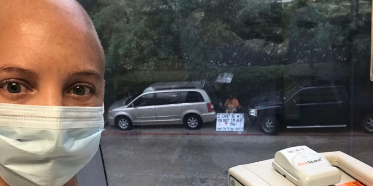 Περιμένει με πλακάτ έξω από νοσοκομείο τη σύζυγό του που κάνει χημειοθεραπεία