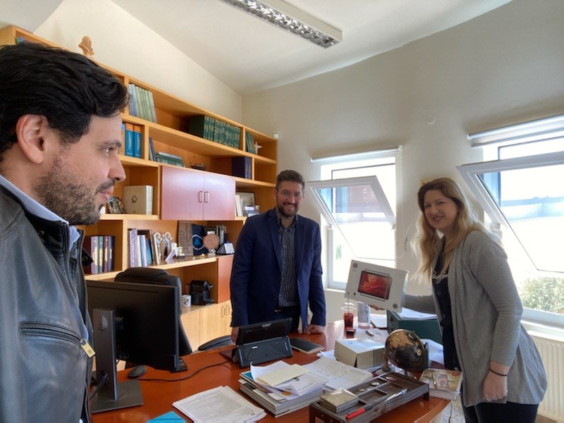 Δωρεά tablets για το Δημοτικό Σχολείο Καλεσών από τον Όμιλο Μεταξά