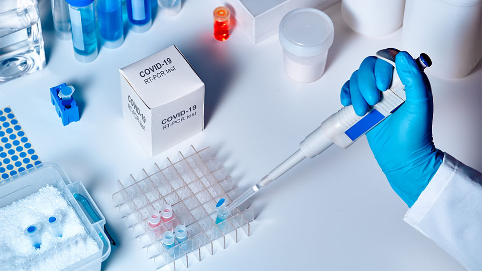 PCR – «Πώς μπορούν να διατίθενται τα PCR σε τιμές κάτω του κόστους;» – Ανακοίνωση πέντε σωματείων