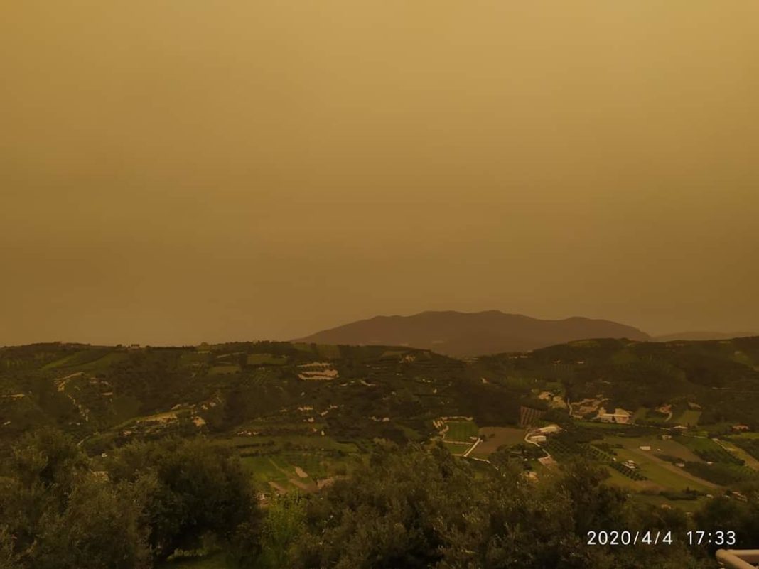 «Πέπλο» αφρικανικής σκόνης κάλυψε την Κρήτη (εικόνες)