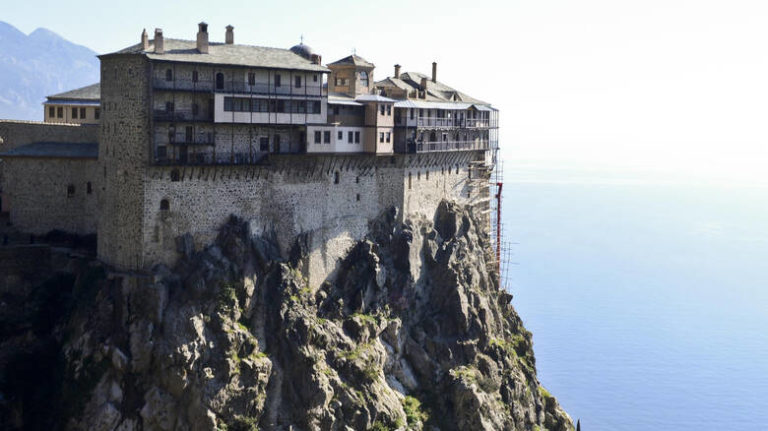 Άγιον Όρος: Ξεκίνησε να δέχεται και πάλι επισκέπτες