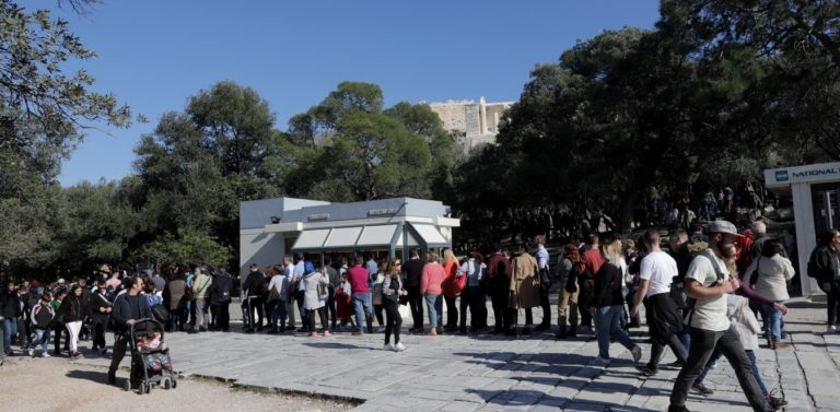 Κορωνοϊός: Και οι ξεναγοί εντάσσονται στα μέτρα στήριξης των 800 ευρώ