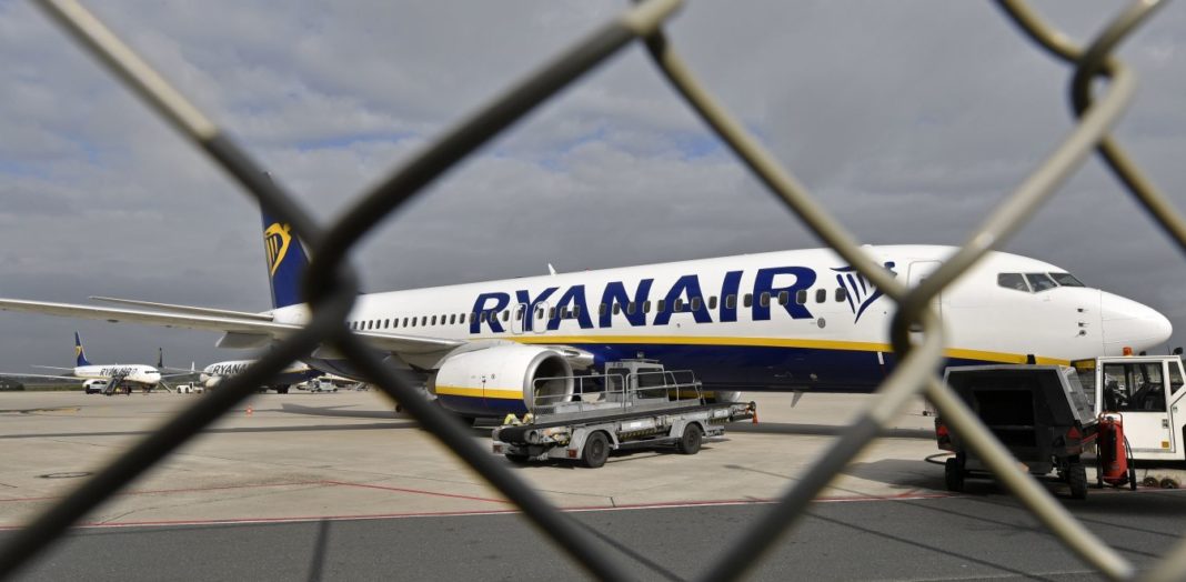 Η Ryanair αρνείται να ξαναπετάξει αν πρέπει να αφήνει κενό το μεσαίο κάθισμα