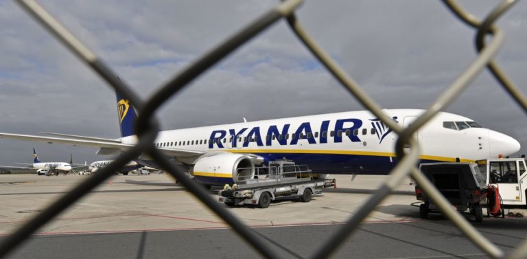 Η Ryanair αρνείται να ξαναπετάξει αν πρέπει να αφήνει κενό το μεσαίο κάθισμα