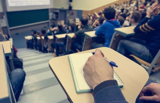 Πανεπιστήμια – Πολλοί σπουδάζουν, λίγοι παίρνουν πτυχίο – Υψηλή ανεργία και χαμηλές αποδοχές για τους πτυχιούχους