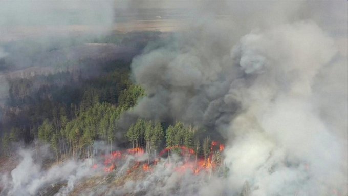 Σε απόσταση αναπνοής από το Τσέρνομπιλ η μεγάλη φωτιά που καίει χιλιάδες εκτάρια δάσους