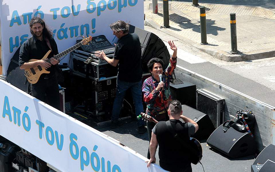 Συναυλία… εν κινήσει από την Άλκηστη Πρωτοψάλτη στις γειτονιές της Αθήνας