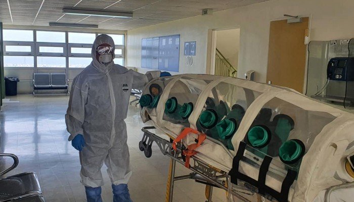 Αερογέφυρα ζωής: Από την Κρήτη στην Αθήνα σε κάψουλα αρνητικής πίεσης (εικόνες)