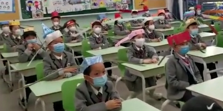 Κορωνοϊός-Κίνα: Παιδάκια στο σχολείο φορούν καπέλα ενός μέτρου για να τηρούν αποστάσεις (βίντεο)