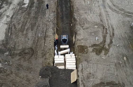 Εικόνες πολέμου: Η Νέα Υόρκη θάβει νεκρούς του κορωνοϊού σε ομαδικούς τάφους (video)