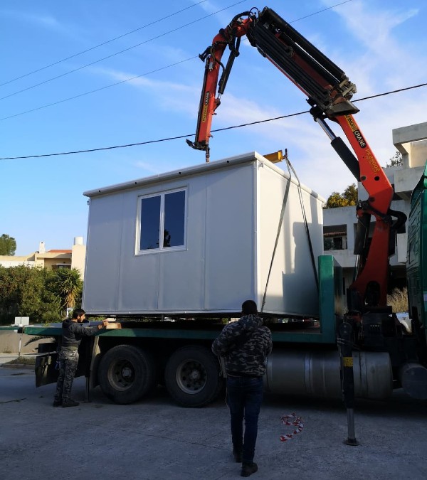 Ένας οικίσκος και υγειονομικό υλικό στο κέντρο Υγείας Μοιρών