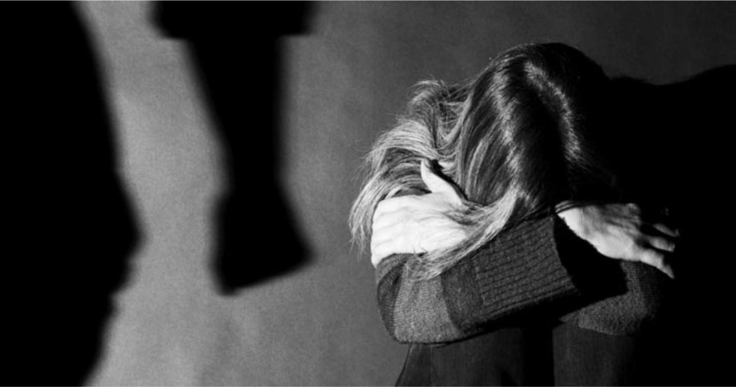 Ενδοοικογενειακή βία: Παίρνουν τηλέφωνο για βοήθεια και το κλείνουν!
