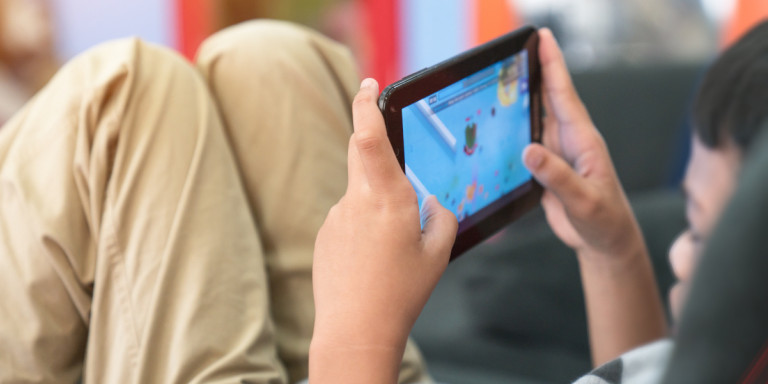 Κορωνοϊός: Πως θα «ξεκολλήσουν» τα παιδιά από κινητά & ταμπλετ -Η κίνηση ματ από τους γονείς