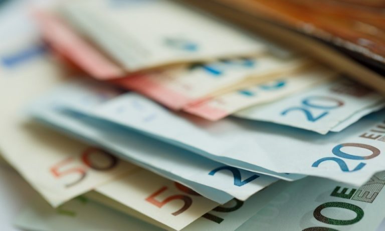 Ξεπέρασαν τις 130.000 οι αιτήσεις για το επίδομα των 800 ευρώ – Τμηματικά η καταβολή