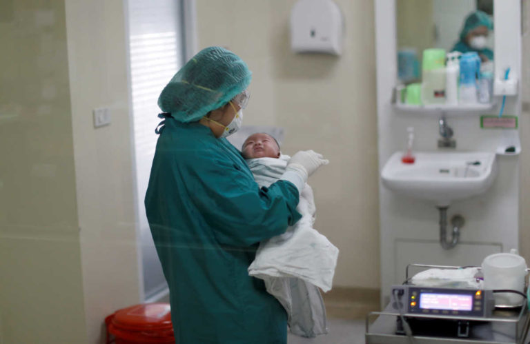 Σοκ: 16χρόνη βρέθηκε θετική στον κορωνοϊό μετά τη γέννα της