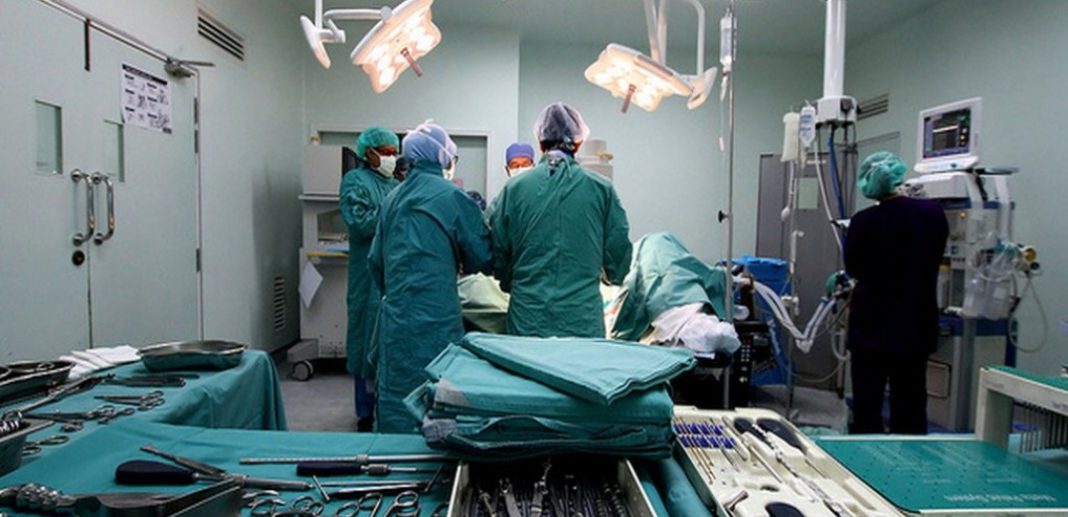 Γαλλία: Για πρώτη φορά χειρουργοί μεταμόσχευσαν ολόκληρα χέρια σε 48χρονο χωρίς άνω άκρα