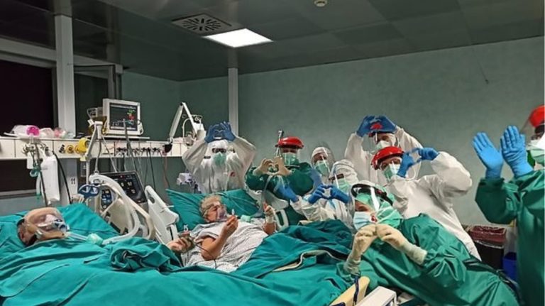 Συγκινητικές στιγμές- Γιόρτασαν 50 χρόνια γάμου στην Εντατική