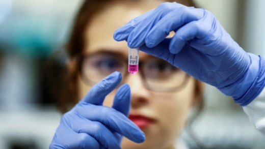 Κορωνοϊός: Έτοιμο το συμβόλαιο Pfizer – Κομισιόν για 300 εκατομμύρια δόσεις του εμβολίου