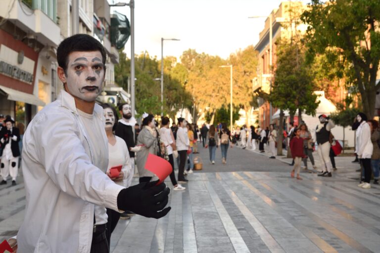 Οι λευκοί θλιμμένοι κλόουν – Μια διαφορετική αντιφασιστική διαμαρτυρία στο Ηράκλειο(εικόνες)