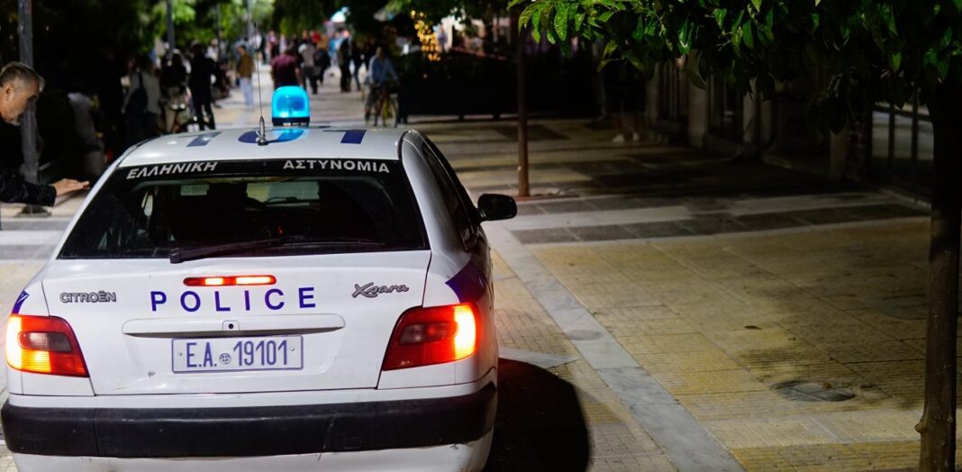 Παγκράτι: Εκατοντάδες τη νύχτα στην πλατεία Βαρνάβα – Τρία μπαρ έδιναν take away ποτά