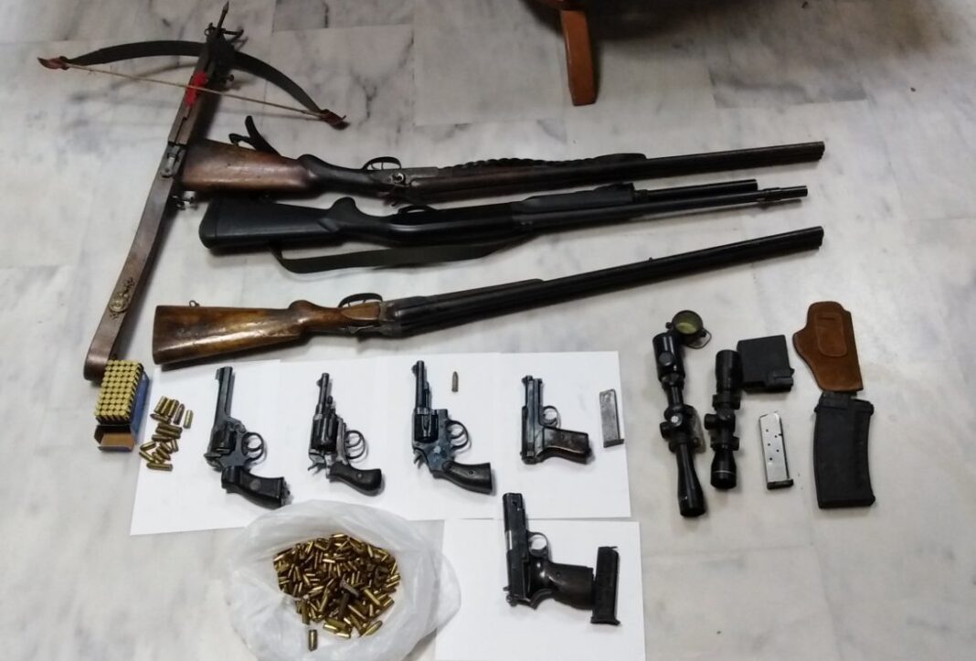 Μίνι οπλοστάσιο στο σπίτι Κρητικού – Είχε μέχρι και …τόξο!