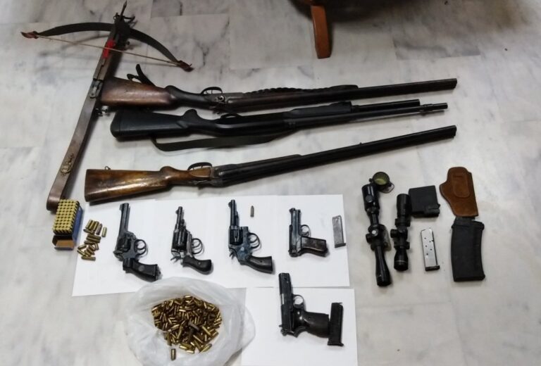 Μίνι οπλοστάσιο στο σπίτι Κρητικού – Είχε μέχρι και …τόξο!