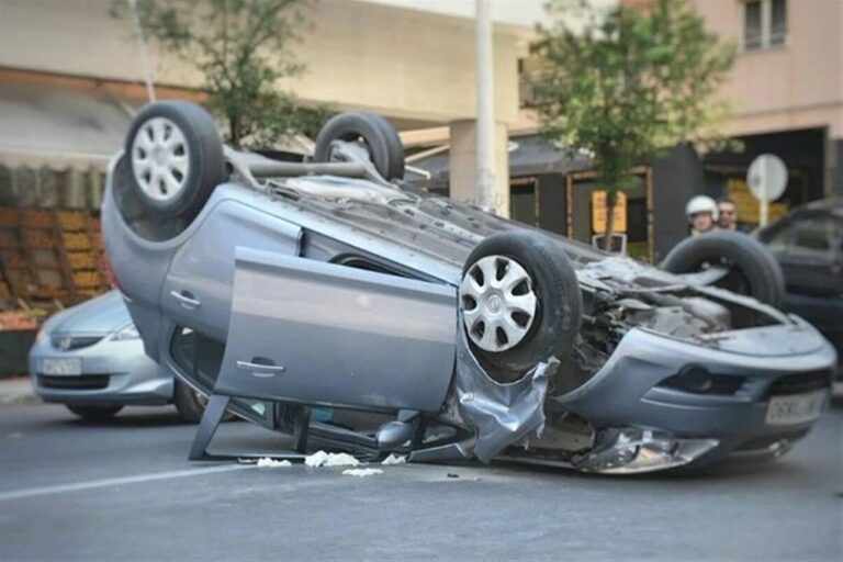 Μπαράζ τροχαίων στην Κρήτη: Τούμπαρε ΙΧ με επιβαίνοντες μάνα και παιδί