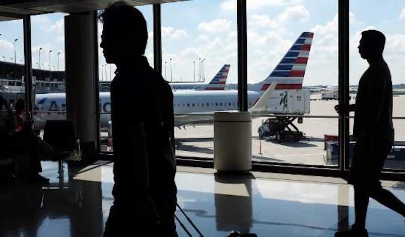 Υποδήθηκε τον υπάλληλο αεροδρομίου για να δει την κοπέλα του!