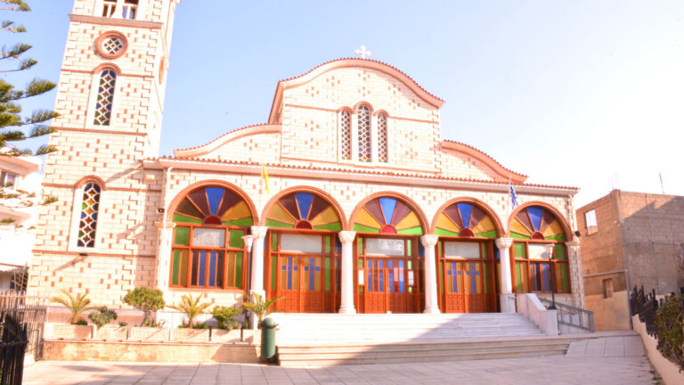 Ηράκλειο: Ιερέας συνεχίζει να κρατά κλειστό το ναό προκαλώντας αντιδράσεις!