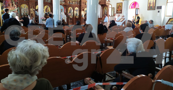 Ηράκλειο: Πλήθος πιστών στις εκκλησίες – Κοινώνησαν με …αποστάσεις (εικόνες)