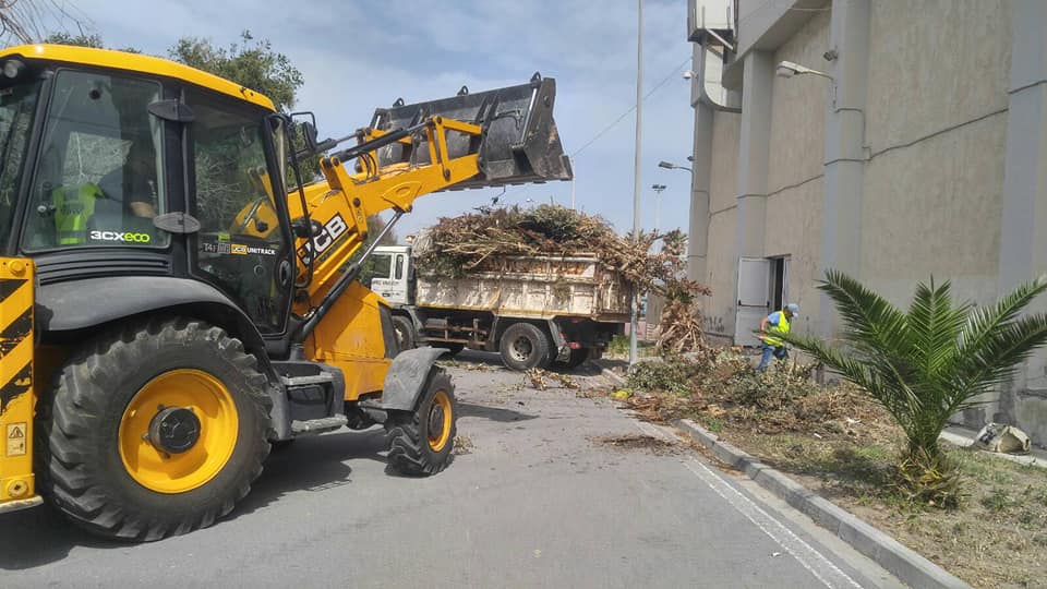 Φεύγουν μπάζα και ξερά χόρτα …πολλών ετών απο το κολυμβητήριο (pics)