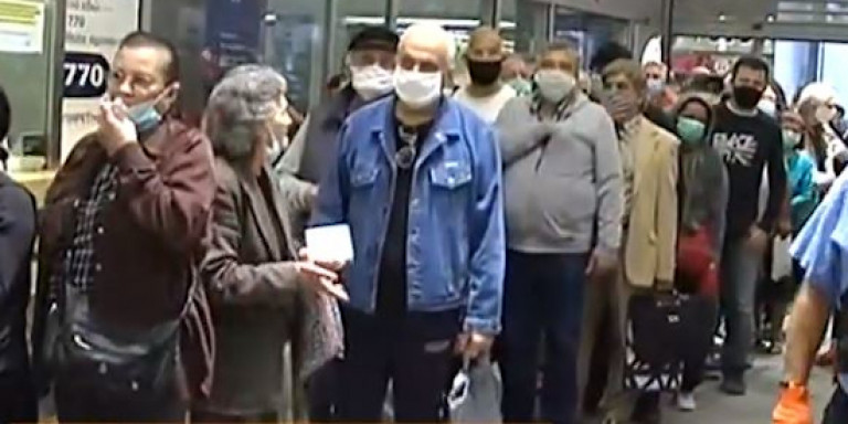 Τεράστια ουρά στη ΔΕΗ στο κέντρο της Αθήνας -Άνοιξαν τα καταστήματα για πληρωμές και νέα συμβόλαια