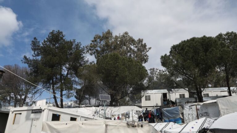 18 ΜΚΟ συνεχίζουν να διατηρούν δικαίωμα εισόδου σε ΚΥΤ και Δομές