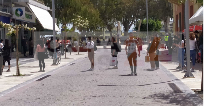 Άνοιξαν τα καταστήματα, για ψώνια οι Ηρακλειώτες – Εικόνες από το κέντρο