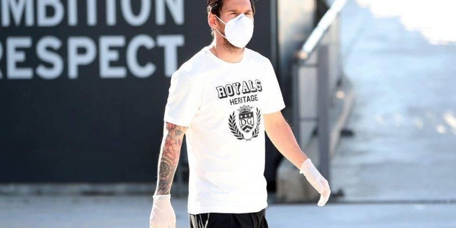 Η φωτογραφία που κάνει το γύρο του κόσμου: Ο Μέσι με μάσκα και γάντια στο γήπεδο