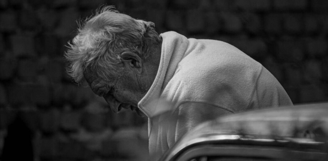 Οι ηλικιωμένοι φεύγουν όπως δεν αξίζει σε κανένα: Μόνοι κι αβοήθητοι στα γηροκομεία