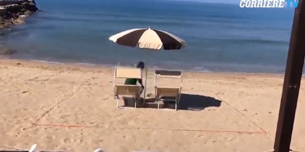 Ιταλοί βρήκαν ΤΟ κόλπο για να τηρούν αποστάσεις ασφαλείας στην παραλία