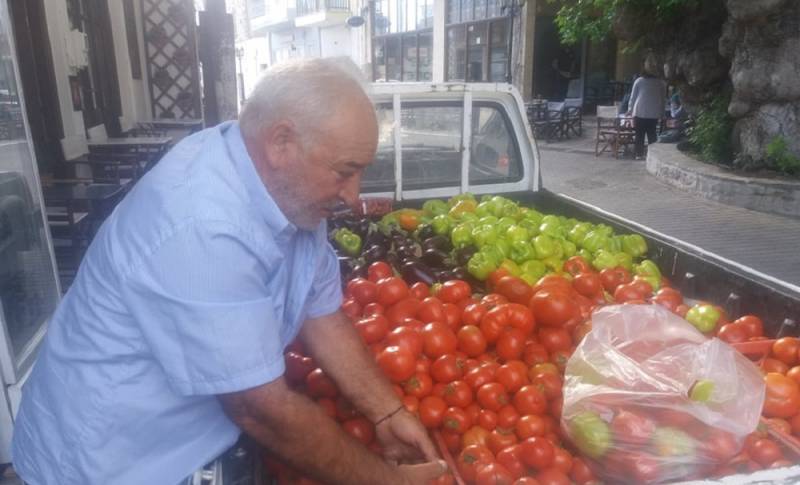 Φόρτωσε το αγροτικό του με κηπευτικά και τα μοίραζε δωρεάν