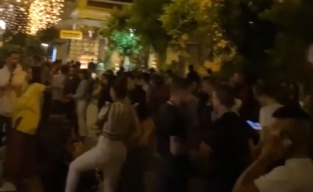 Απίστευτες εικόνες στου Ψυρρή: Συνωστισμός για take away ποτά