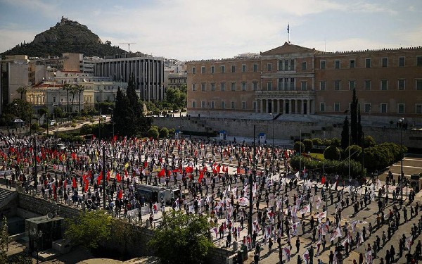 Με αποστάσεις ακριβείας και μάσκες οι απεργιακές συγκεντρώσεις στο Σύνταγμα