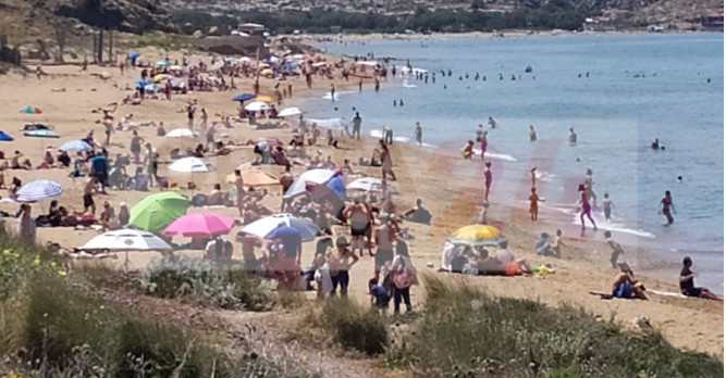 Κρήτη: Γέμισαν από κόσμο οι παραλίες! (εικόνες)
