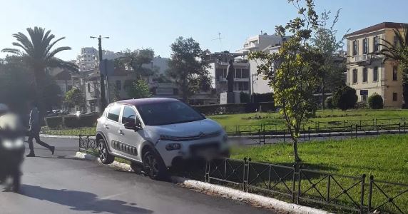 Κρήτη: Απίστευτη εικόνα από τροχαίο – ΙΧ …ακροβατεί σε κάγκελα