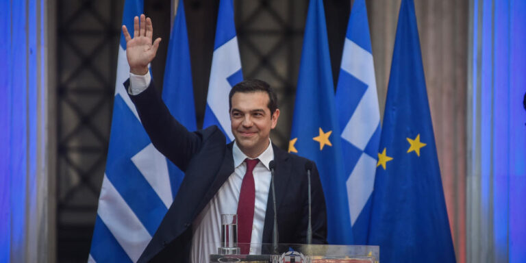 Ο Τσίπρας πάει Ζάππειο για το «Μένουμε Όρθιοι ΙΙ» – Μείωση ΦΠΑ στην εστίαση και πλήρης κάλυψη μισθού