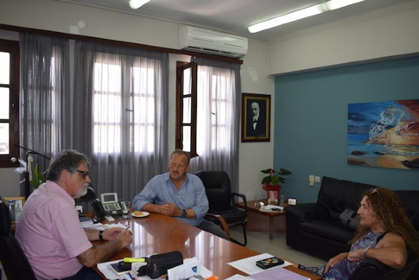 Mε εκπροσώπους του συνδέσμου ξενοδοχοϋπαλλήλων Νομού Λασιθίου o Δήμαρχος Αγίου Νικολάου