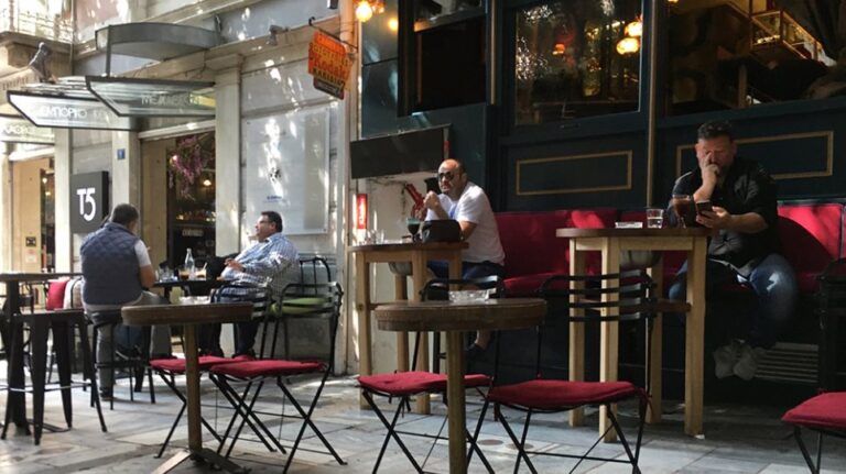 Άρση μέτρων: «Μείωση τζίρου 50% στα καφέ, 90% στην εστίαση»
